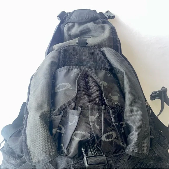 Vintage Oakley Icon 3.0 Tactical Backpack Y2K Black Nylon Skull Rare Streetwear - Picture 4 of 10